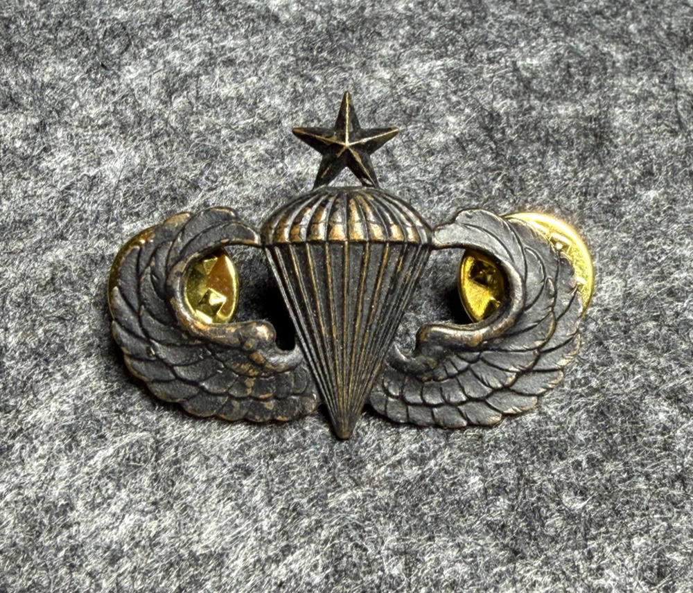 D22 U.S. Army Senior Parachutist Badge Jump Wings Pinback Clutch Back